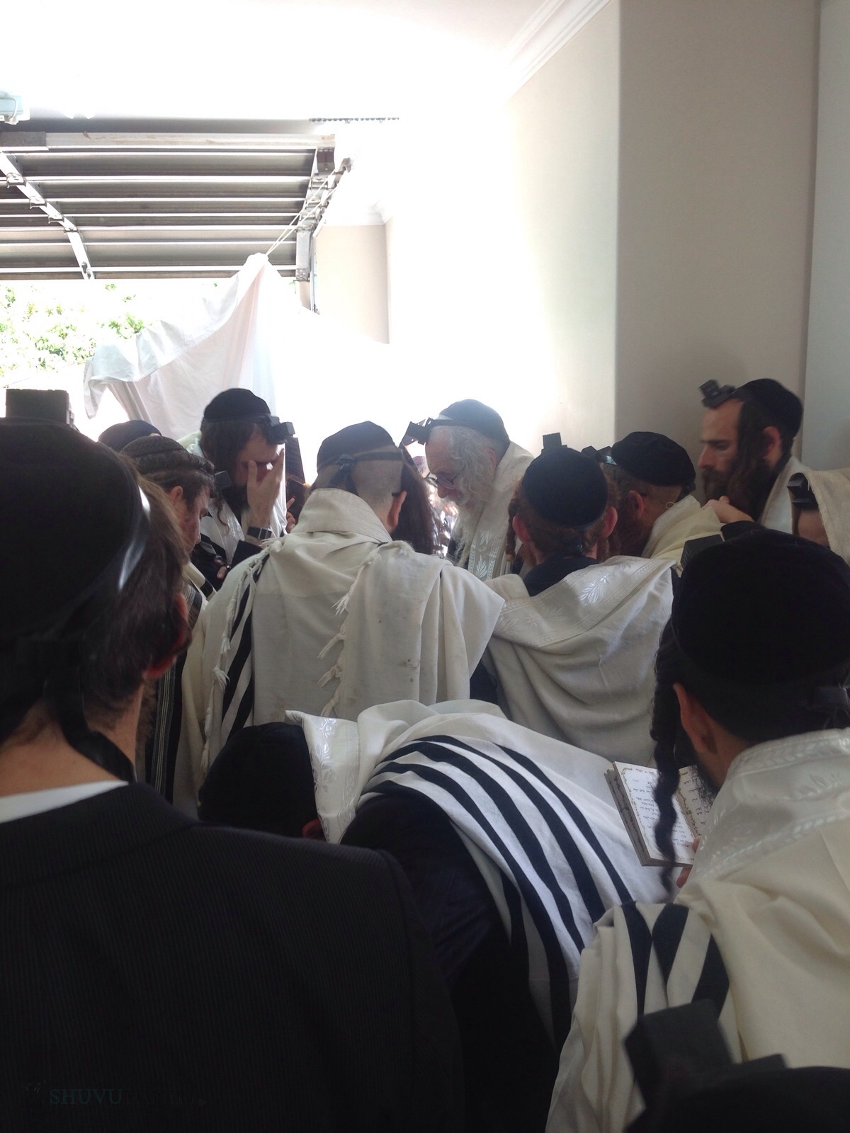 האזינו: חשיפה מזעזעת – סחיטה והפעלת לחץ של יום טוב חשין על הגה"צ הרב אליעזר ברלנד שליט"א