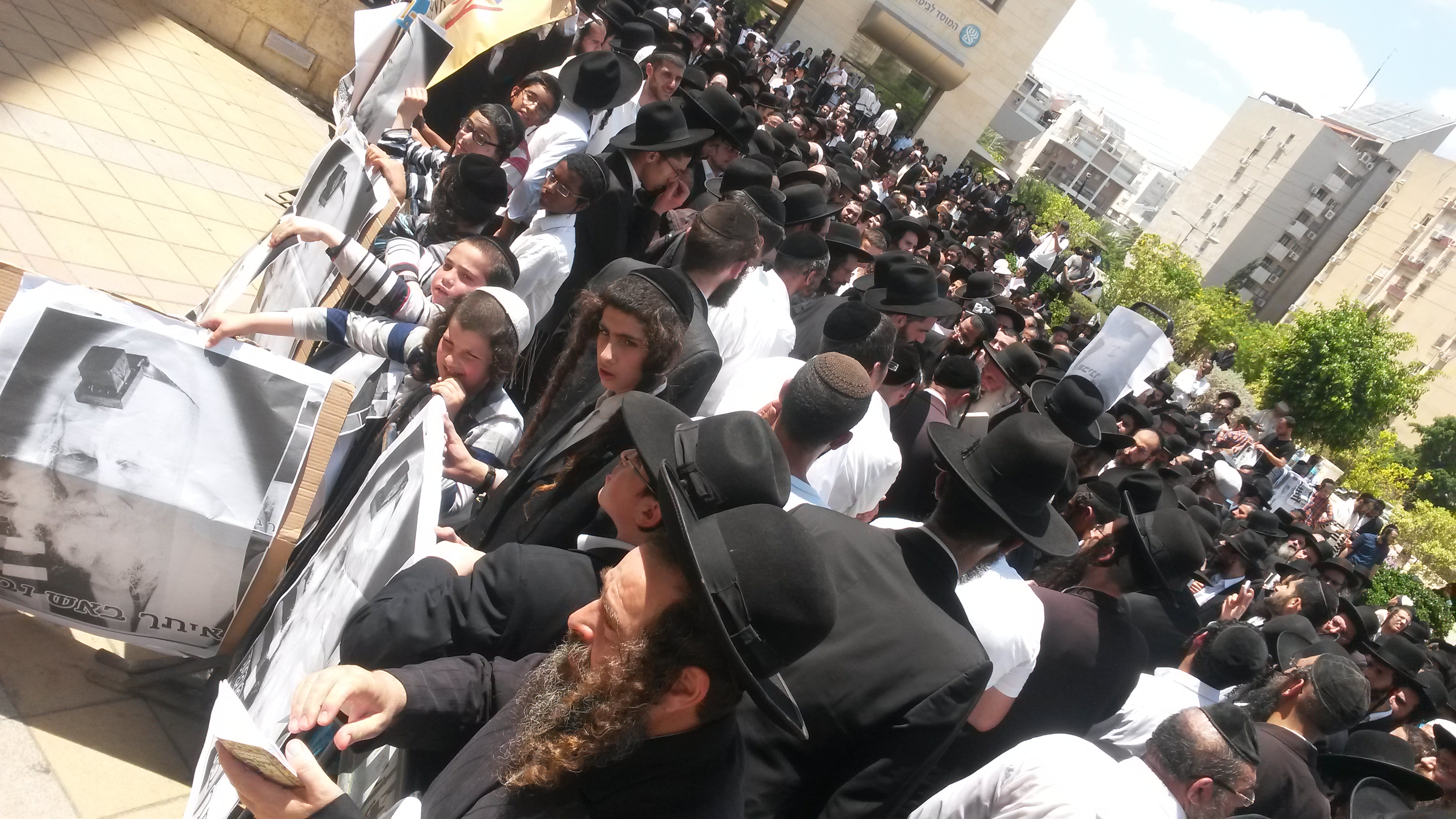 שידור חוזר מעצרת ההזדהות עם הרב ברלנד מול בית משפט השלום ראשל"צ