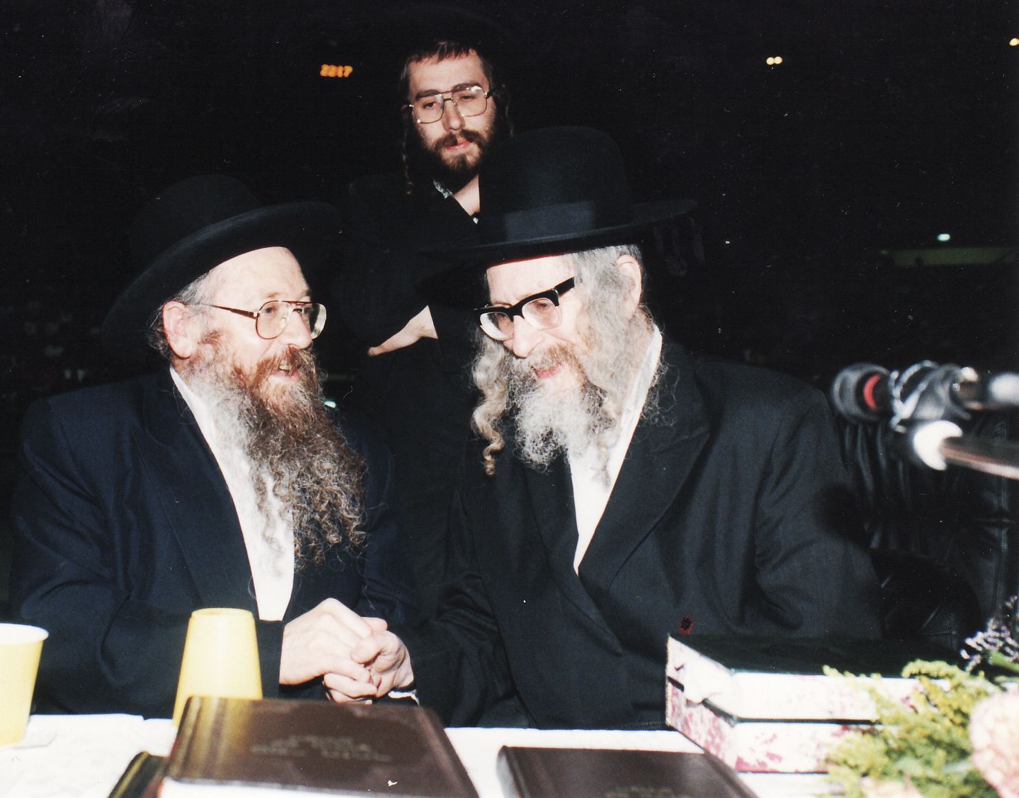 זה מסוכן,זה אש, היא יכולה לשרף אותך!! הרב גולן מזהיר ממחלוקות על צדיקים – הגה"צ הרב אליעזר ברלנד שליט"א