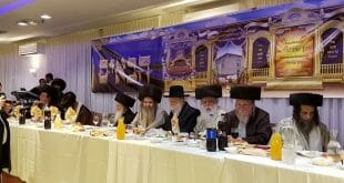 מימין: הרב עופר ארז, הרב אליהו סוכות, הרב מיכאל גול, הרב יעקב לודמיר, הרב שלום ארוש, הרב יהושע דב רובנשטיין, הרב מנחם אזולאי, הרב פנחס בק