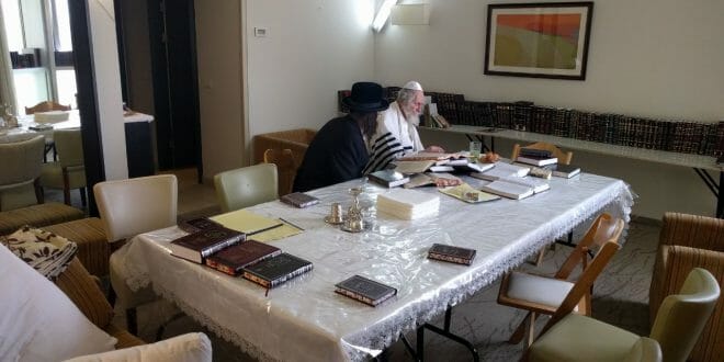 הרב ברלנד שליט"א עם שמשו נתן בזאנסון לפני התקדש חג הפסח