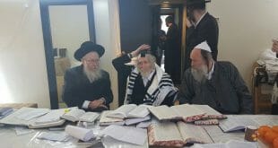 הרב ברלנד שליט"א מארח את הרב ליצמן במלונית ואיתו ראש העיר אלעד