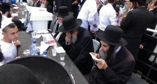 הרב מאיר שלמה זצ"ל באמצע מימינו הרב גול ומשמאלו הרב מאיר מלכה - בעצרת לכבוד הגה"צ הרב אליעזר ברלנד שליט"א