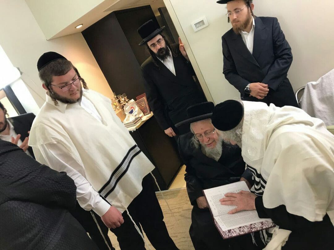 כ"ק האדמור מסטראפקוב שליטא בביקורו אצל הגה"צ הרב אליעזר ברלנד שליט"א – "כולם יראו את הרב ויבינו מה זה מראה כהן, ממש כהן גדול"