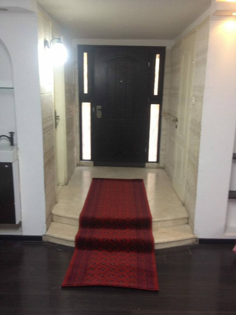 השטיח האדום שנפרס לכבוד הגעתו של מורינו הרב ברלנד שליט"א