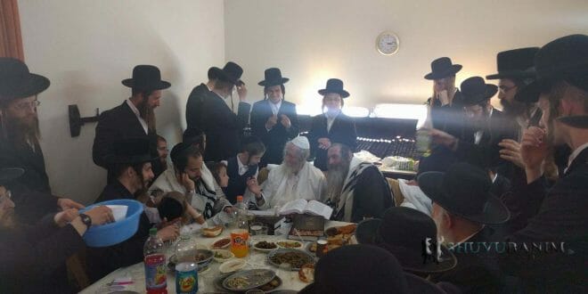 הרב אליעזר ברלנד שליט"א מוסר שיעור בברית לנינו. לידו הרב שמואל שטרן שליט"א ראש מוסדות נחלי נצח