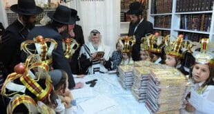 כתר התורה - מעמד חלוקת החומשים במשכנו הקדוש של הגה"צ הרב אליעזר ברלנד שליט"א