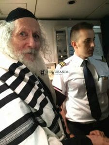 הרב ברלנד שליט"א במטוס בדרך לאומן תשע"ח