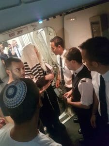 הרב ברלנד שליט"א במטוס בדרך לאומן תשע"ח