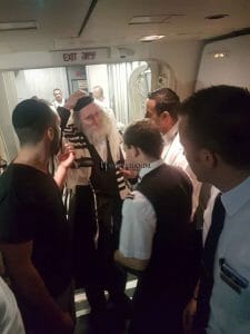 הרב ברלנד שליט"א במטוס בדרך לאומן תשע"ח