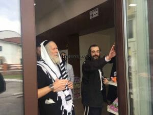 הגה"צ הרב אליעזר ברלנד שליט"א בדרך לקיבוץ הקדוש והגדול באומן תשע"ח