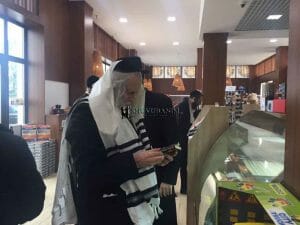 הגה"צ הרב אליעזר ברלנד שליט"א בדרך לקיבוץ הקדוש והגדול באומן תשע"ח