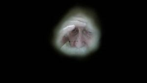 תמונה נדירה של הגה"צ הרב אליעזר ברלנד שליט"א רגעים ספורים לפני כניסת ראש השנה תשע"ח - אומן. התמונה צולמה מבעד חור בקיר ע"י אהרון סולמונוביץ' ורואים בה את הצדיק אחוז בשרעפיו וממתיק דינים מעל עם ישראל