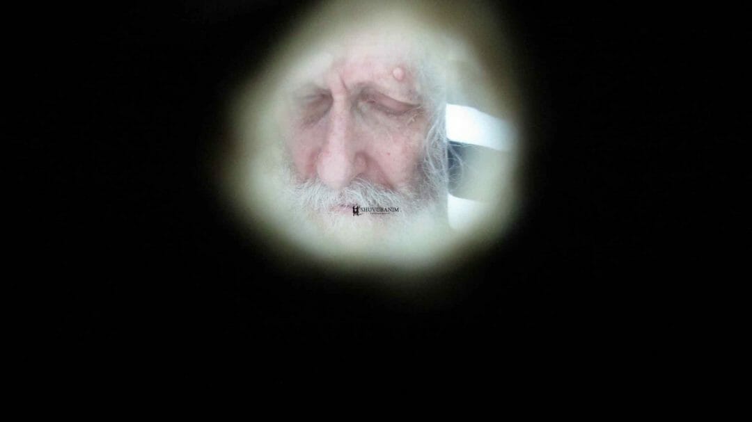 תמונה נדירה של הגה"צ הרב אליעזר ברלנד שליט"א רגעים ספורים לפני כניסת ראש השנה תשע"ח - אומן. התמונה צולמה מבעד חור בקיר ע"י אהרון סולמונוביץ' ורואים בה את הצדיק אחוז בשרעפיו וממתיק דינים מעל עם ישראל