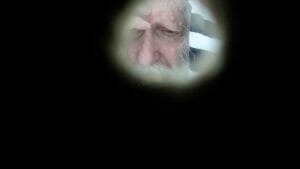 תמונה נדירה של הגה"צ הרב אליעזר ברלנד שליט"א רגעים ספורים לפני כניסת ראש השנה תשע"ח - אומן. התמונה צולמה מבעד חור בקיר ע"י אהרון סולמונוביץ' ורואים בה את הצדיק אחוז בשרעפיו וממתיק דינים מעל עם ישראל