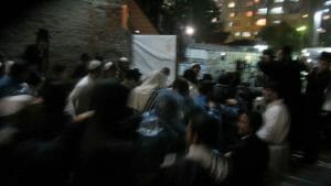 המונים מלווים את הגה"צ הרב אליעזר ברלנד שליט"א מביתו באומן למניין המרכזי בקלויז של חסידי ברסלב - התמונה באדיבות אהרון סולמונוביץ'