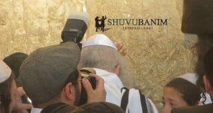 הגה"צ הרב אליעזר ברלנד שליט"א בכותל המערבי ערב שמחת תורה תשע"ח