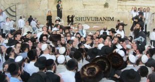 הגה"צ הרב אליעזר ברלנד שליט"א בכותל המערבי ערב שמחת תורה תשע"ח