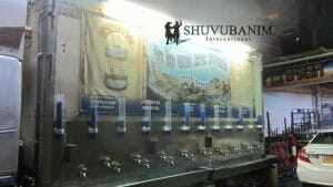 הסוכה המרכזית של ברסלב של שובו בנים בנשיאות הרב ברלנד שליטא 4