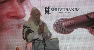 הגה"צ הרב אליעזר ברלנד שליט"א מול אלפי החוגגים במסיבת שחרורו ובהילולת רבי נחמן מברסלב