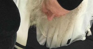 כ"ק הגה"צ הרב אליעזר ברלנד שליט"א בכתיבת מזוזה