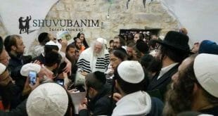 הגה"צ הרב ברלנד בציון יוסף עם המון התלמידים