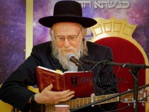 הרב אליהו סוכות בבית כנסת אוהל ישראל בת"א לפני הגה"צ הרב אליעזר ברלנד שליט"א