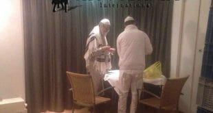 דר איתמר רז בגבו למצלמה מבקר את הגה"צ הרב אליעזר ברלנד שליט"א