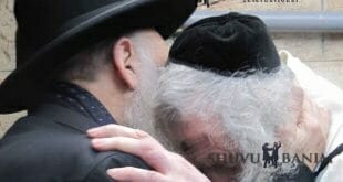 הגה"צ הרב אליעזר ברלנד שליט"א והגאון הרב ראובן אלבז שליט"א נופלים אחד על צווארו של השני