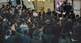 הגה"צ הרב אליעזר ברלנד שליט"א בריקוד אחר השיעור ברחובות