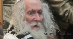 סעודת המלווה מלכה הרבתית בר"ח ניסן תשע"ח ,הרב ברלנד שליט"א אוחז את הכוס בזימון