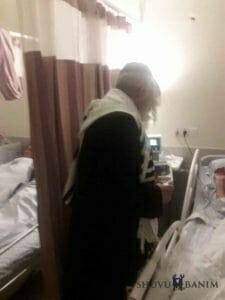 הגה"צ הרב אליעזר ברלנד שליט"א בביקור חולים בבית החולים זיו