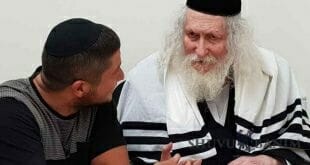 הגה"צ הרב אליעזר ברלנד שליט"א בקבלת קהל אצל הר' יואל סלומון בחולון