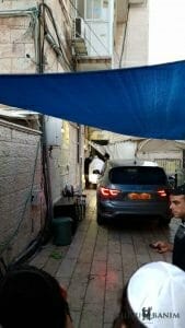 הגה"צ הרב אליעזר ברלנד יוצא מביתו בדרכו לקירוב רחוקים - מסעות הקודש של הצדיק