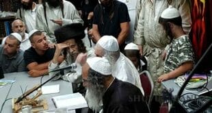 הגה"צ הרב אליעזר ברלנד שליט"א בבית רבינו בבת ים - מלווה מלכה מוצ"ש בלק תשע"ח