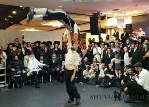 המשמחים בחתונת רייכר וסלמנוביץ' עם כ"ק הגה"צ הרב אליעזר ברלנד שליט"א