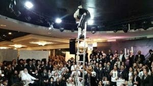 המשמחים בחתונת רייכר וסלמנוביץ' עם כ"ק הגה"צ הרב אליעזר ברלנד שליט"א