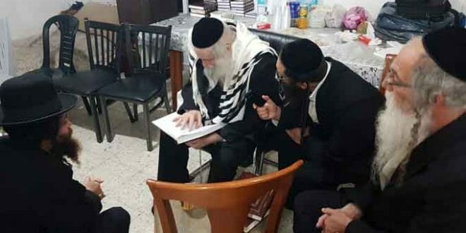 כ"ק הגה"צ הרב אליעזר ברלנד שליט"א בניחום אבלים בבית משפחת גול