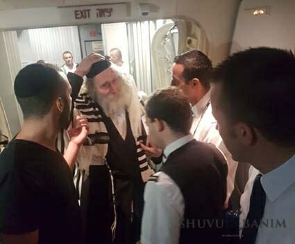 "הרגשתי כאילו הרב אומר כלפי שמיא, תרימו את המטוס הזה" – סיפורי ניסים עם הגה"צ הרב אליעזר ברלנד שליט"א