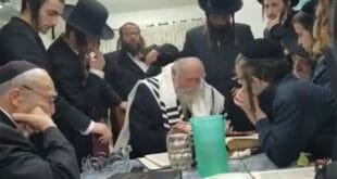 כ"ק הגה"צ הרב אליעזר ברלנד שליט"א בבית משפחת מן בשכונת מקור ברוך בירושלים