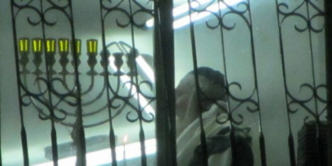 כ"ק הגה"צ הרב אליעזר ברלנד שליט"א בהדלקת נר חמישי של חנוכה בביתו שבחומה השלישית 3 - תשע"ט