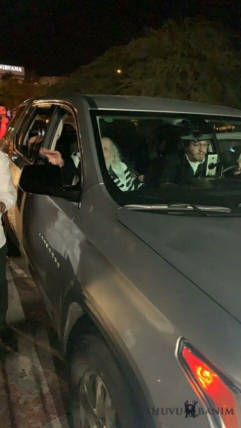 כ"ק הגה"צ הרב אליעזר ברלנד שליט"א בכניסה לשדה התעופה באילת