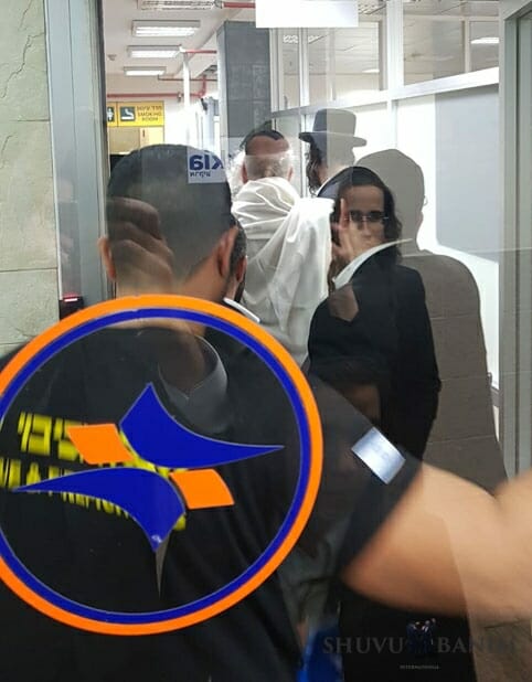 כ"ק הגה"צ הרב אליעזר ברלנד שליט"א בשדה תעופה שדה דב בת"א לאחר מסע הקודש לקירוב רחוקים ולחיזוק הנשמות בעיר התשובה אילת