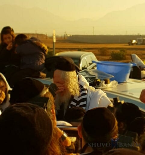 כ"ק הגה"צ הרב אליעזר ברלנד שליט"א בתפילת שחרית בלתי נשכחת ובניגונים בחוף הנפרד של אילת - קריאת שמע