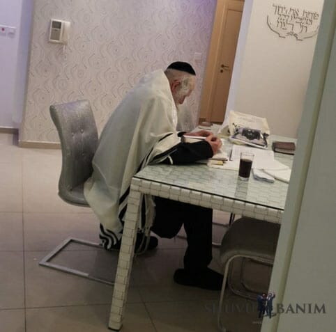 כ"ק הגה"צ הרב אליעזר ברלנד שליט"א לא מש מהתורה 24 שעות ביממה - אילת, בין חוג בית לשיעורי תורה, בתורה תמיד איתו