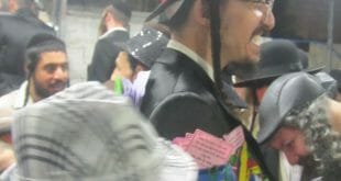 התחפושת הנבחרת לפורים תשע"ט - מחלק התפילות של הגה"צ הרב אליעזר ברלנד שליט"א