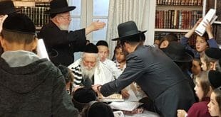 הרב ברלנד עם תלמידי נחמת ציון