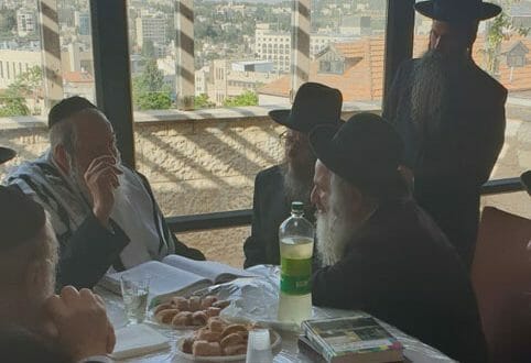 מורינו כ"ק הגה"צ הרב אליעזר ברלנד שליט"א בחוג בית בירושלים