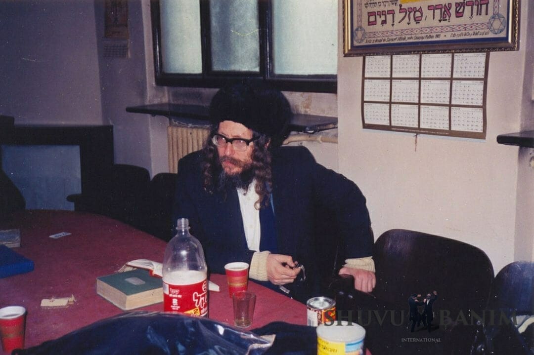 מורינו כ"ק הגה"צ ‏‏הרב אליעזר ברלנד ‏‏בשול טרם יציאתו לאומן 