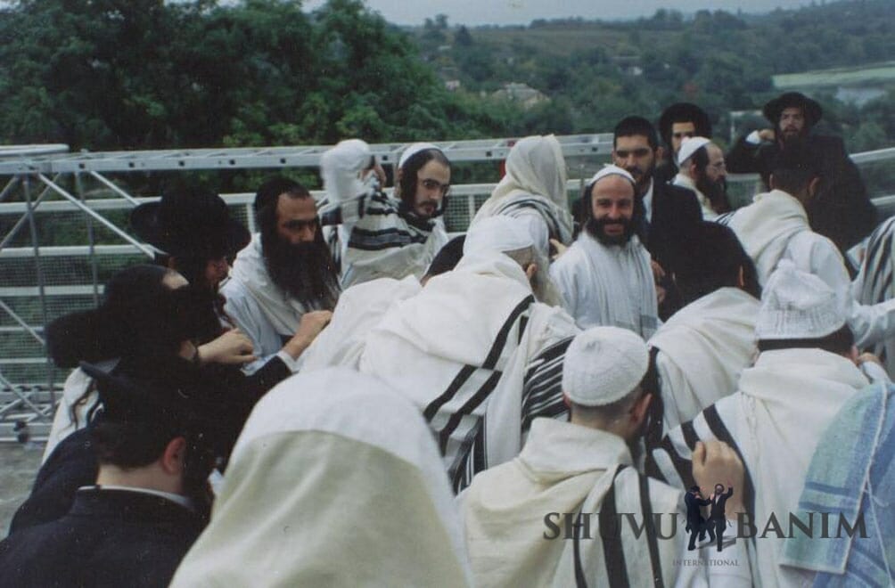 הגה"צ הרב אליעזר ברלנד שליט"א בראש השנה באומן עם תלמידיו - צולם ע"י גוי